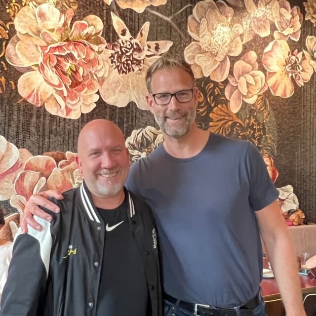"Dankbar für wunderbare Begegnungen, die unsere Menschlichkeit und Bewusstheit stärken. Mach dein Ding mit einem positiven Mindset und finde Ruhe und Frieden. Danke an den Moment mit Dir:-) #grateful #connection #dothething #humanity #mindset #awareness #peace #christophappl #christianbischoff #mindshift